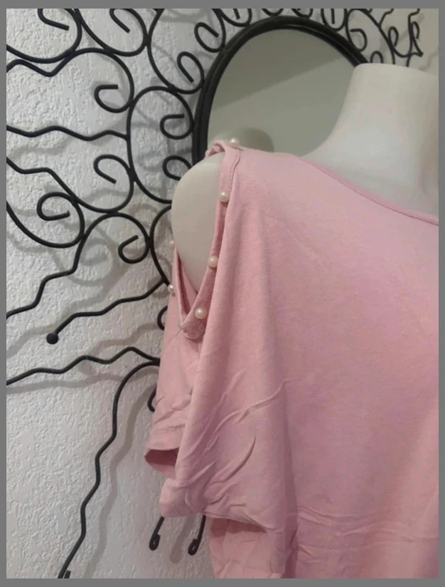 Camiseta rosa pastel con detalles de hombros descubiertos - Motivos de plumas con strass y perlas – photo 4